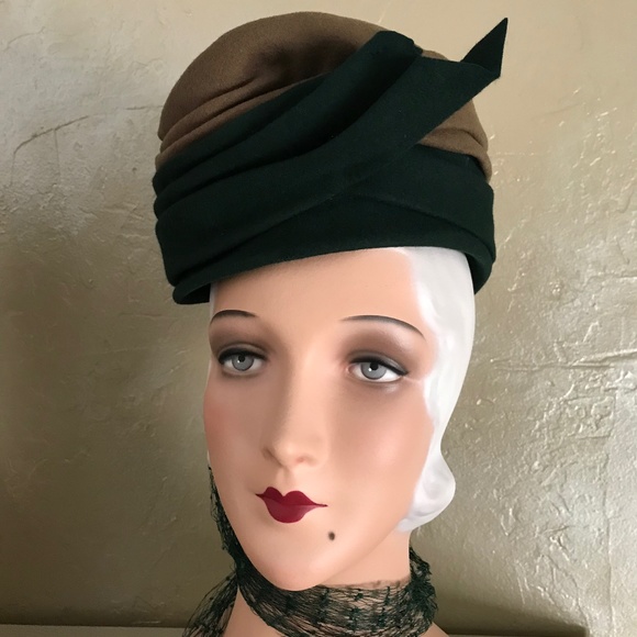 DISTINGUISHED 1940s TAUPE & GREEN FELT TURBAN WITH LONG GREEN VEILING - Picture 2 of 14